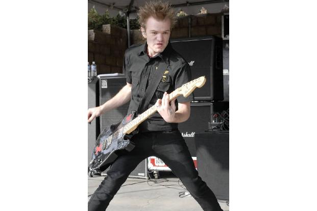 ...auch Fred Durst von Limp Bizkit und Deryck Whibley. Wer sich nicht mehr erinnern kann: Deryck Whibley ist Sänger der Band...