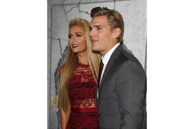 ...vielleicht hat Paris nun mit Chris Zylka endlich die Liebe fürs Leben gefunden. Er ist schließlich Schauspieler und Model...