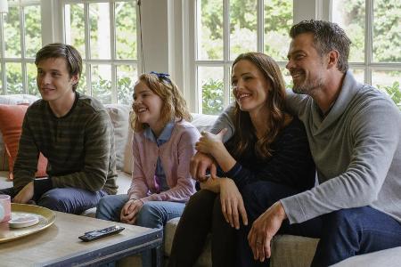 Simon (Nick Robinson, l.) weiß nicht, wie er seinen Eltern Emily (Jennifer Garner) und Jack (Josh Duhamel) sagen soll, dass ...