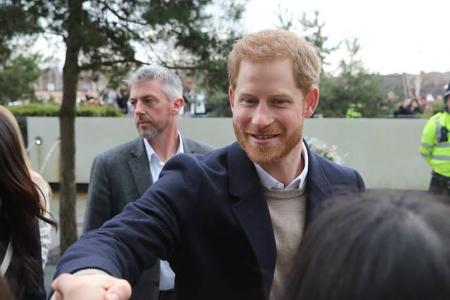 ....schüttelte fleißig Hände und hielt Smalltalk - ganz zur Freude der anwesenden Fans. Auch Meghan...