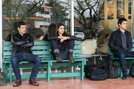 Richard (Parker Young), Jules (Marianne Rendon, Mitte) und Ezra (Rob Heaps) suchen Maddie (Inbar Lavi)