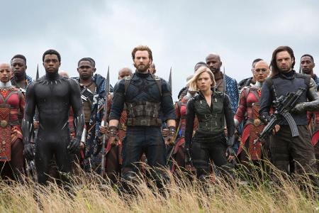 Und wo treibt sich Clint Barton alias Hawkeye (Jeremy Renner) herum? Bucky Barnes alias Winter Soldier (Sebastian Stan, r.) ...