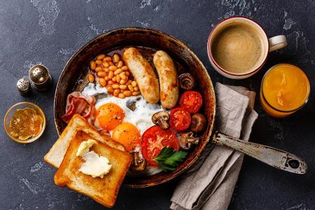 Zunächst macht man es sich beispielsweise bei einem Fruchtsaft bequem, dann folgen Frühstücksflocken. Zum Hauptgang gibt es ...