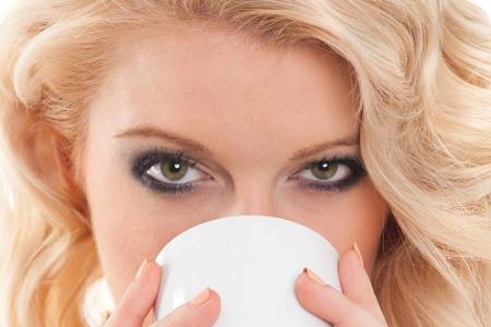 Später darf natürlich auch der obligatorische Tee nicht fehlen. Dran denken: Briten trinken für gewöhnlich schwarzen Tee mit...