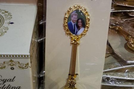 Komplett abgestimmt auf die Hochzeit ist man mit dem passenden Meghan-und-Harry-Geschirr und -Besteck, das es quasi in jeder...