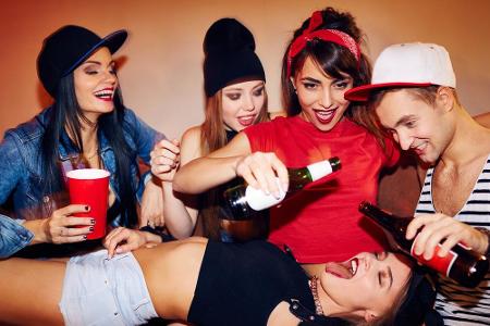 Trinkspiele zur royalen Hochzeit könnten böse enden: Wir würden definitiv davon abraten, immer dann zu trinken, wenn wieder ...