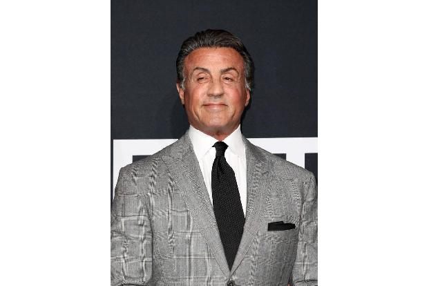 ...Hirnnervs - weshalb der linke untere Abschnitt seines Gesichts seither gelähmt und auch seine Aussprache beeinträchtigt i...