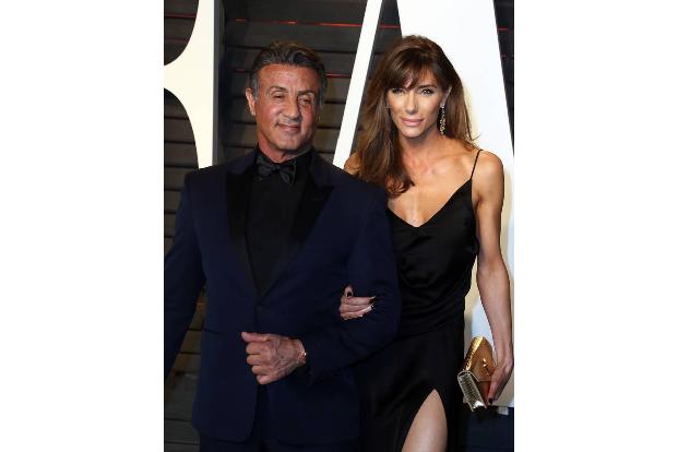 ...Sly sicher in seiner (nunmehr dritten) Ehefrau Jennifer Flavin. Das Model und der Action-Star sind seit 1997 verheiratet ...