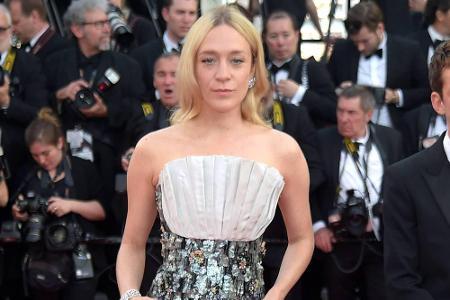 Schauspielerin Chloë Sevigny setzte auf ein schulterfreies weißes Midi-Dress von Chanel, das durch einen Einsatz im Metallic...