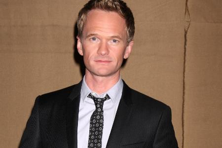 Der Mann in der Runde ist Barney Stinson