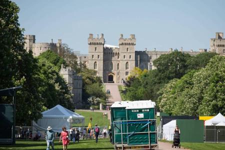 Die Vorbereitungen für die Hochzeit des Jahres laufen auf Hochtouren. Hier werden mobile Toiletten für die Tausenden Schaulu...