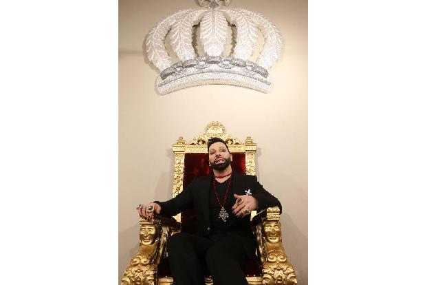 ...der Berliner Star-Designer Harald Glööckler sollte es richten! Immerhin will Cathy beim Ball sicher ausschauen wie eine P...