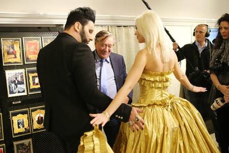 ...Berliner Designern überprüfte die Robe noch einmal höchstselbst von allen Seiten und man muss wirklich sagen:...