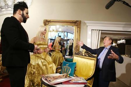 ...Baulöwe Lugner mehr als begeistert vom Anblick seiner schönen Frau war - da sprach sein Gesichtsausdruck wahrlich Bände. ...