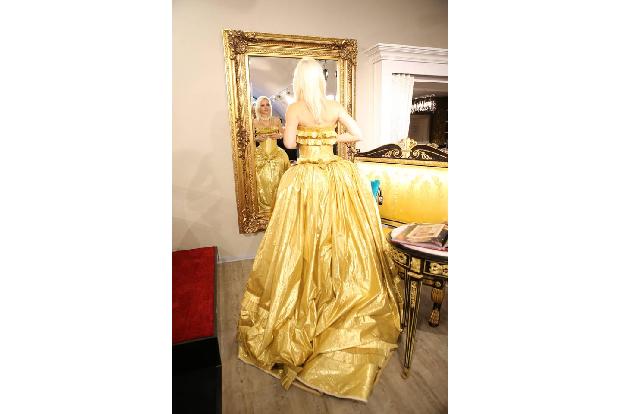 ...musste sich 'Spatzi' auch selbst vor dem Spiegel vergewissern, wie sie in ihrem Opernball-Dress aussah. Und es schien...