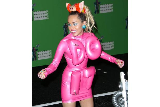 ...Großbuchstaben auf dem Kleid - und um die nötige Stimmung aufzubauen, ließ es sich Frau Cyrus auch nicht nehmen, im Press...