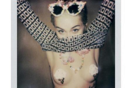 Die freche Sängerin lässt die Welt offenbar gerne an ihrer Nacktheit teilhaben - Nippel erlaubt das soziale Netzwerk Instagr...