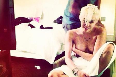 Warum auch sollte man sich beim Haareschneiden etwas anziehen? Schließlich bleiben die kleinen Härchen immer an den Klamotte...