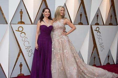 Ashley Judd (l.) - in einem kräftigen Beeren-Ton - und Mira Sorvino - in einem Blumentraum - posierten gemeinsam für die Fot...