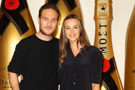 Frederick und Annika Lau schritten ganz in Schwarz über den roten Teppch