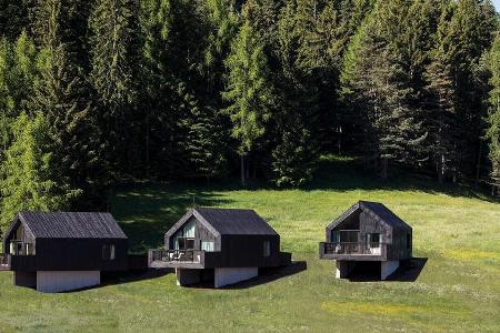 Die drei Waldchalets des Hotels versprühen Hütten-Feeling der etwas anderen Art