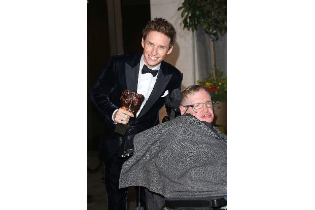 ...der Familie wird wohl Schauspieler Eddie Redmayne am meisten trauern - er verdankt Stephen Hawking nämlich einiges. In de...