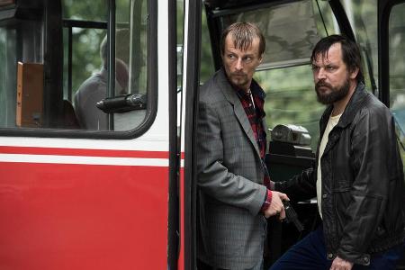 Das Verbrecher-Duo Rösner (Sascha Alexander Gersak) und Degowski (Alexander Scheer, li.) bringt in Bremen einen Bus und die ...