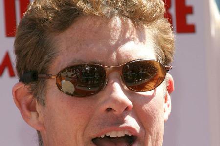 Dazwischen gab es auch den ein oder anderen Absturz: 2007 tauchte auf Youtube ein Video auf, in welchem Hasselhoff volltrunk...