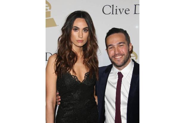 ...freudig startete das Jahr für Fall-Out-Boy-Bassist Pete Wentz und seine Lebensgefährtin Meagan Camper. Auf Insta verkünde...