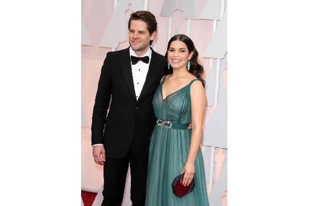 ...das Schauspieler-Ehepaar Ryan Williams und America Ferrera ist es das erste Kind, das sie in diesem Jahr in den Armen hal...