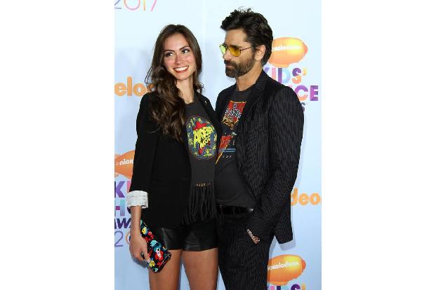 ...tut er auf jeden Fall: Mit 54 Jahren wird John Stamos zum ersten Mal Papa! Dank seiner 22 Jahre jüngeren Verlobten Caitli...