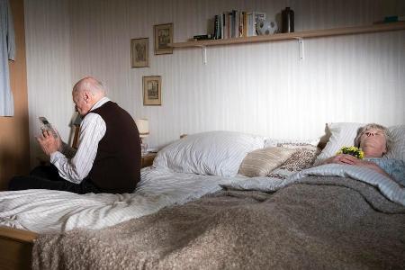 Horst Claasen (Dieter Schad) alarmiert die Polizei, nachdem er aus Verzweiflung seine Frau (Liane Düsterhöft) getötet hat