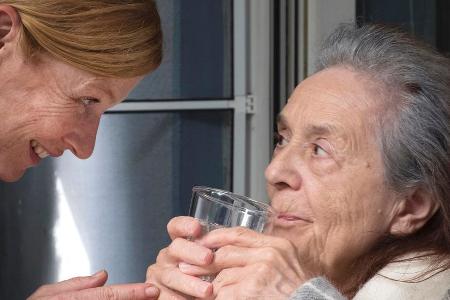 Liebevoll kümmert sich Akke Jansen (Dörte Lyssewski) um ihre demente Mutter Thea (Hiltrud Hauschke)