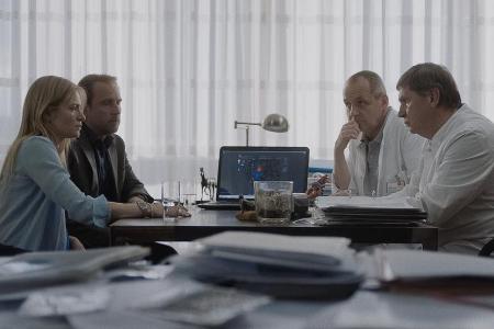 Astrid (Julia Jentsch) und ihr Mann Markus (Bjarne Mädel) im Gespräch mit Ärzten