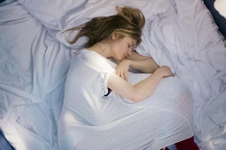 Astrid (Julia Jentsch) schläft, ihre ältere Tochter hat sich unter das Nachthemd gekuschelt