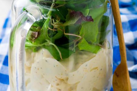 Eiersalat in kleinen Gläsern macht optisch richtig was her!