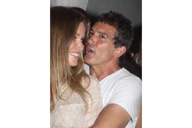 Antonio Banderas konnte am Mittwoch gar nicht die Finger von seiner Freundin Nicole Kimpel lassen, als beide auf der italien...