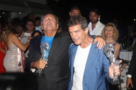 ...dann wurde der Abend zu einer gediegenen Feier - schließlich musste Antonio Banderas ja seine tausendste Trophäe ein weni...