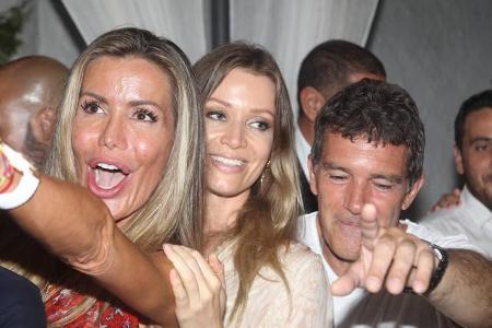 ...feiern kann der Hollywoodstar - und wie auch noch! Er warf sich in die Menge und war total von der Musik begeistert, währ...