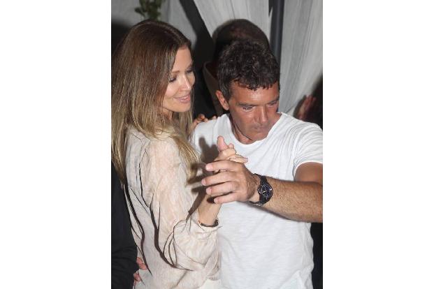 ...Antonio Banderas kann ja auch ein richtiger Gentleman sein und so tanzte er eng umschlungen mit Nicole Kimpel durch die N...
