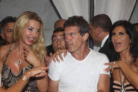 ...ohne andere Gäste - ohne andere weibliche Gäste. Doch irgendwie schien der 'Zorro'-Darsteller nicht unbedingt schwer ange...