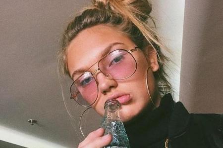 Model Romee Strijd trägt den Trend des Sommers: zart getönte Pilotenbrillen
