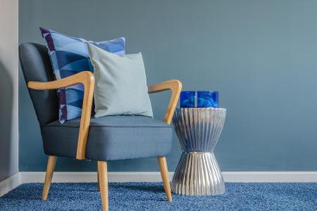 Schwere Möbelstücke wie Tische, Sessel und Sofas können unschöne Abdrücke im Teppich hinterlassen. Je nach Größe des Abdruck...