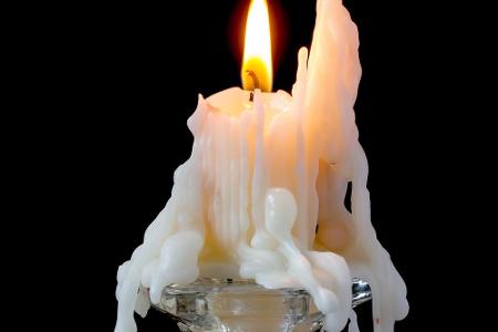 Der Kerzenleuchter ist unter einen dicken Wachsschicht begraben? Dann ab ins Eisfach damit! Nach einer Stunde lässt sich das...