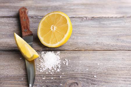 Holzschneidebretter sind besonders anfällig für Keime. Doch man kann sie ganz leicht reinigen, indem man grobkörniges Salz a...