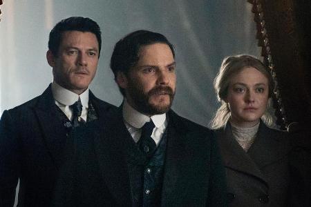 Luke Evans (l.), Daniel Brühl und Dakota Fanning in 