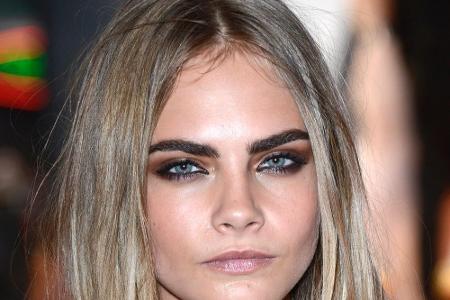 Model Cara Delevigne ist bekannt für ihre markanten Augenbrauen