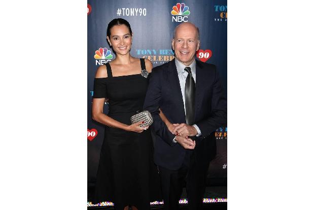 ...ruhigen Gewissens sein neues Glück mit seiner heutigen Frau Emma Heming finden, mit der er seit 2012 bzw. 2014 die beiden...