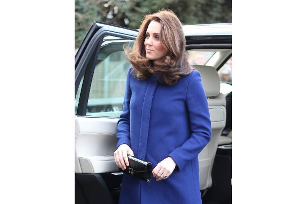 ...Farbe, dieses satte Blau, das Herzogin Catherine da trägt. Sicher ist: Es steht diesen Frühling nicht nur Blaublütlern au...