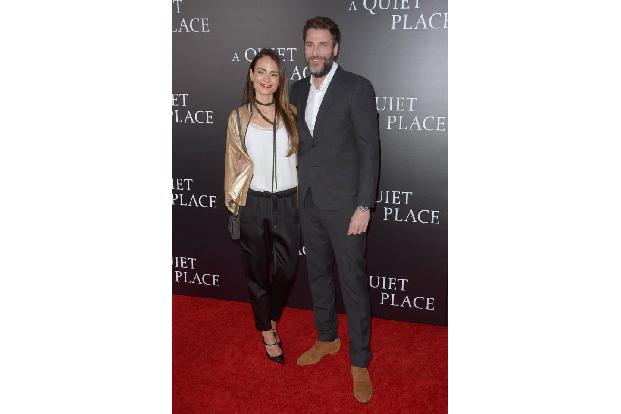 ...zeigte sich auch Schauspielerin Jordana Brewster auf dem Red Carpet. Aber wen wundert's? Bei dem Mann! Mit Andrew Form is...